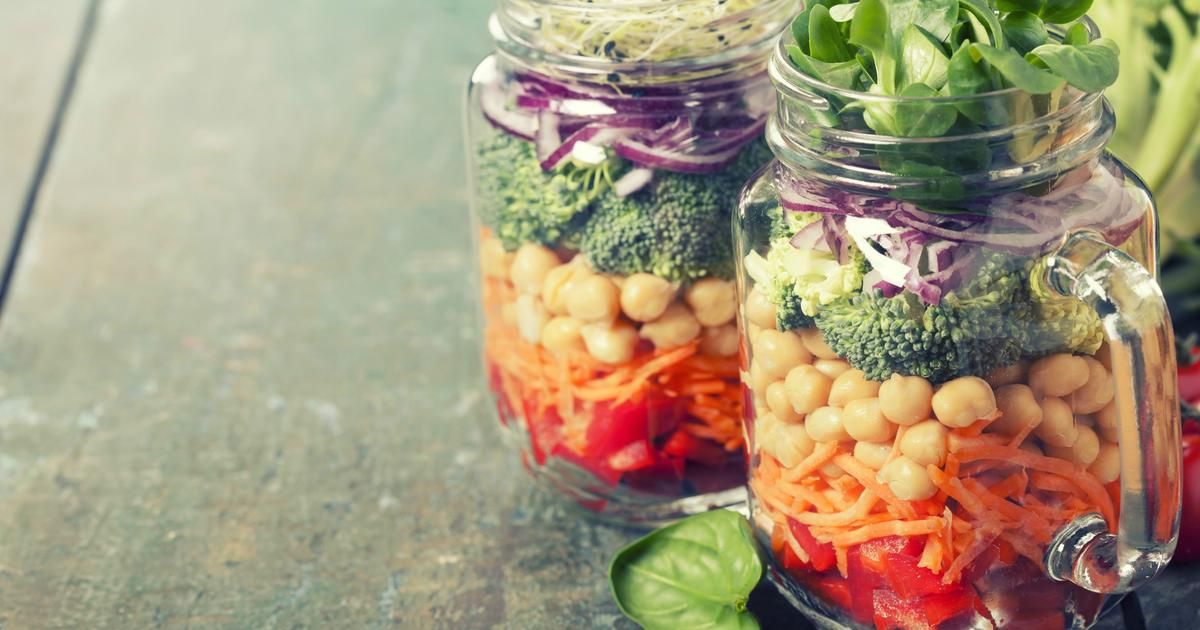 Salades en bocal : une tendance rafraîchissante