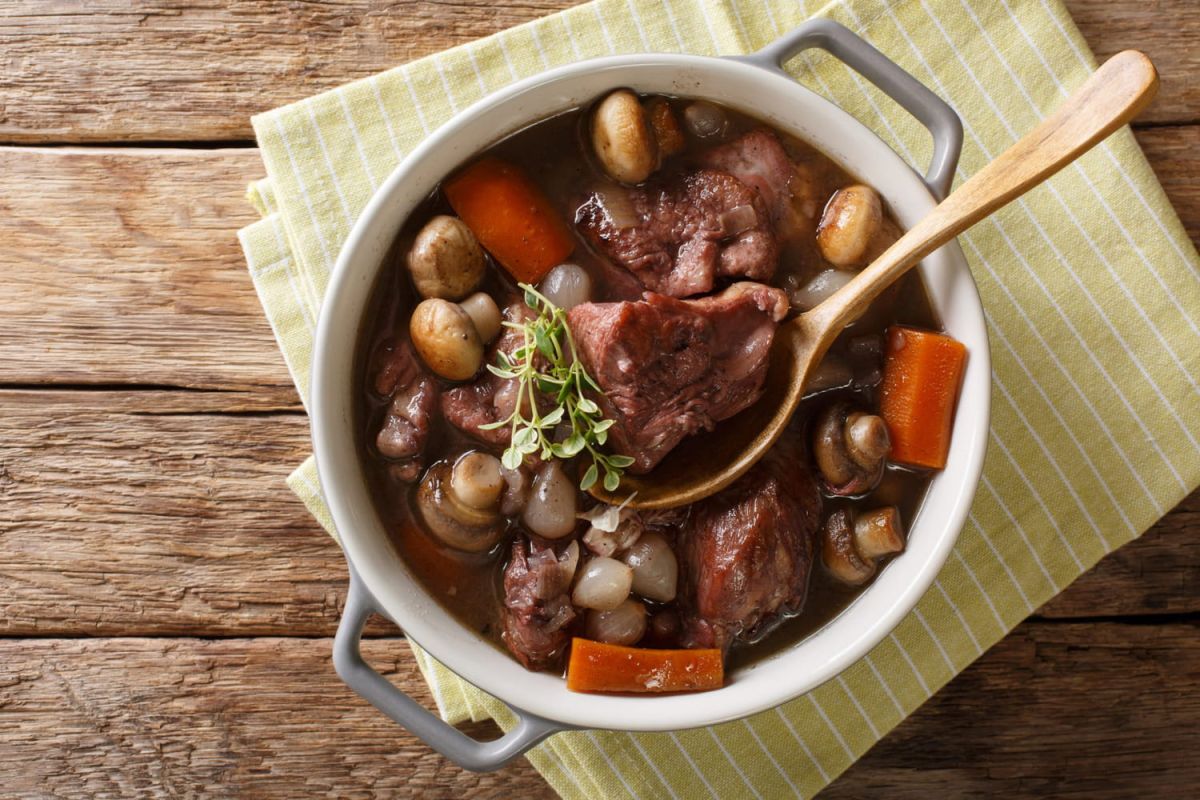 Éveillez vos papilles avec la recette authentique du coq au vin de Cyril Lignac