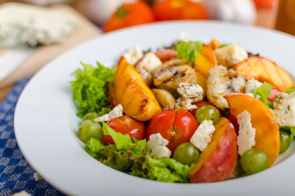 La salade estivale de Norbert Tarayre : un délice à base de pêches et volaille