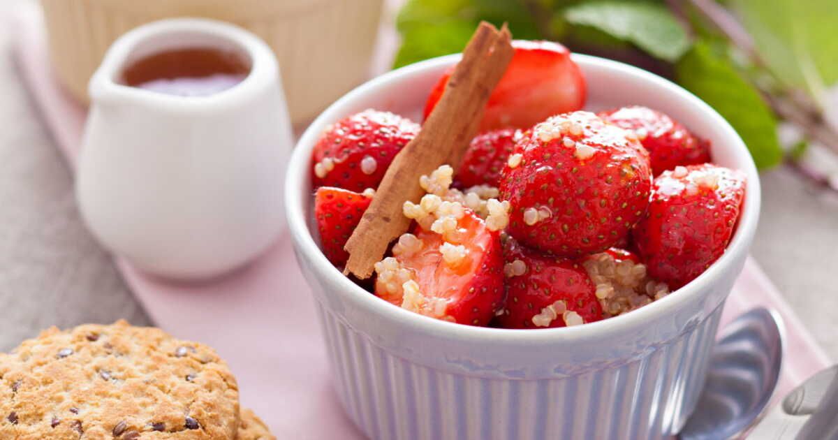 Une salade de fraises au quinoa gourmande