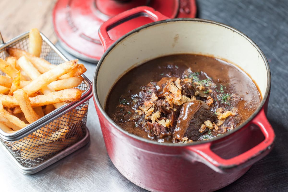 Découvrez la carbonade flamande : un classique réconfortant des brasseries belges