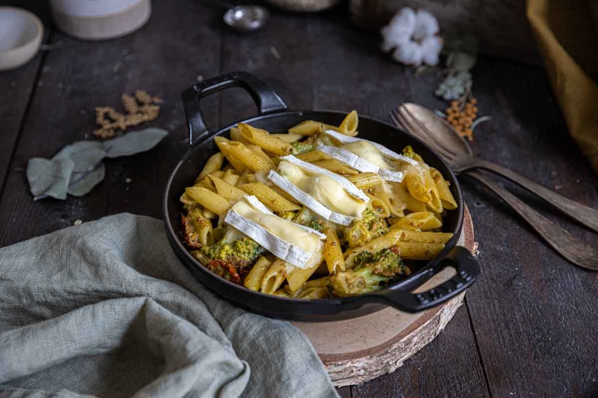 Séduisant gratin de pâtes au pesto et aux légumes