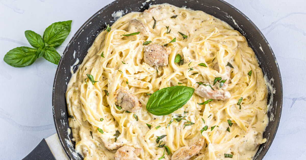 Une recette de pâtes au poulet et parmesan à savourer en moins de 20 minutes
