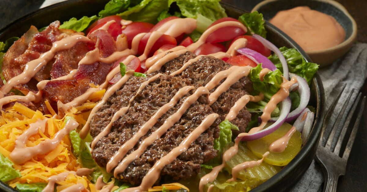 Transformez votre burger en salade : une recette à découvrir