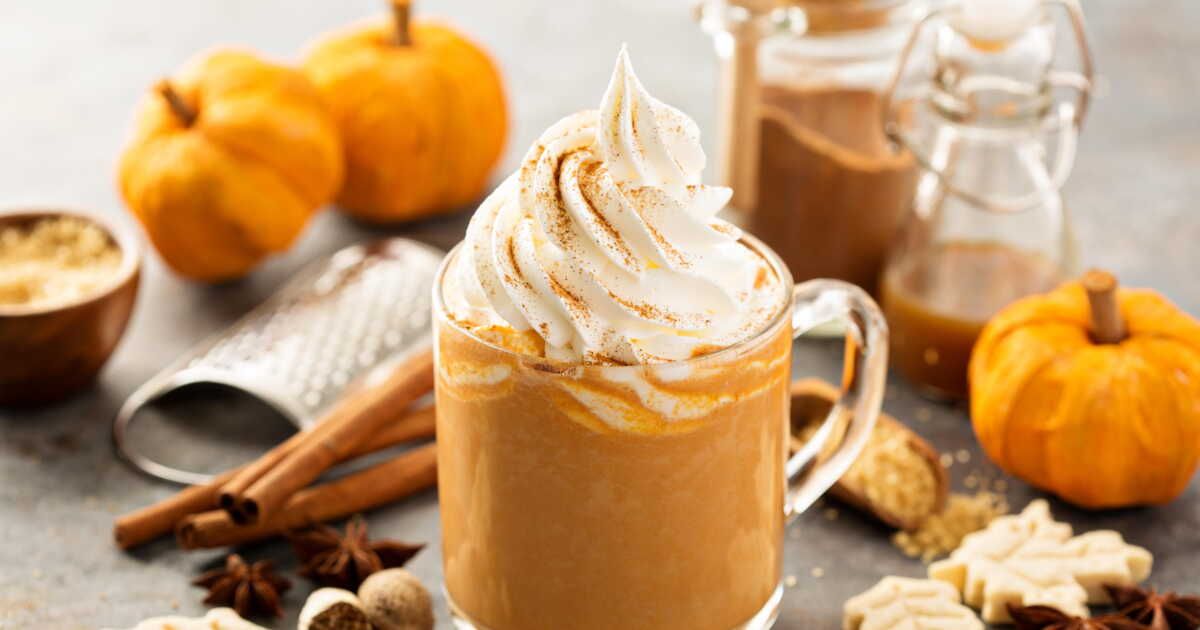 Dégustation automnale : le pumpkin spice latte, roi des boissons tendance