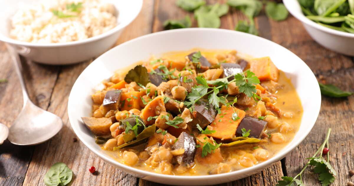 un curry d'aubergines au lait de coco qui réchauffe les cœurs