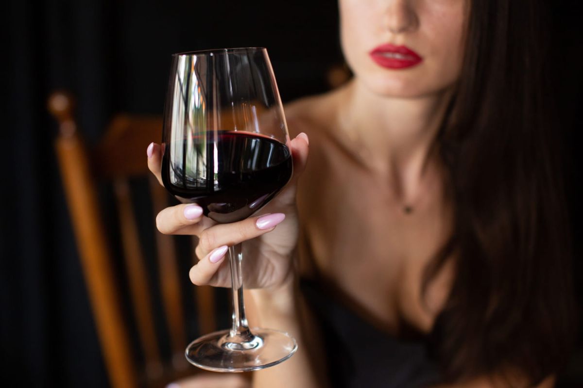 Les secrets d'une dégustation élégante : comment tenir son verre à vin