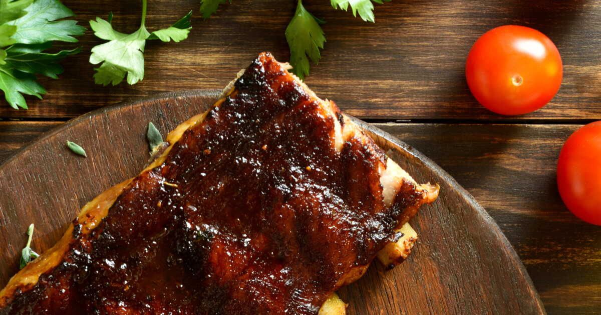 Des travers de porc caramélisés au four : la recette facile à adopter