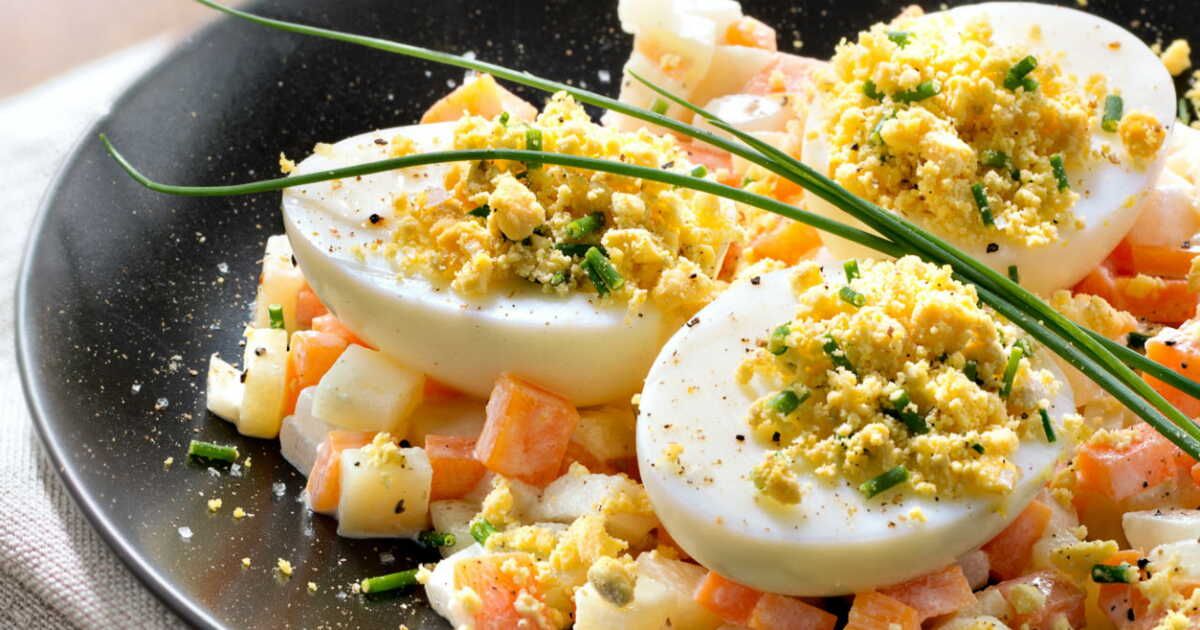 La fraîcheur dans l'assiette : œuf mimosa et macédoine de légumes nouveaux