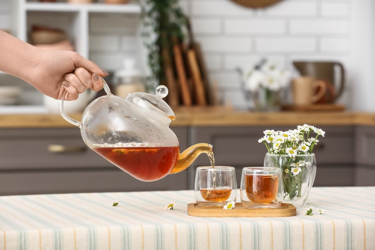Une boisson chaude pour ralentir le vieillissement : les secrets du thé vert