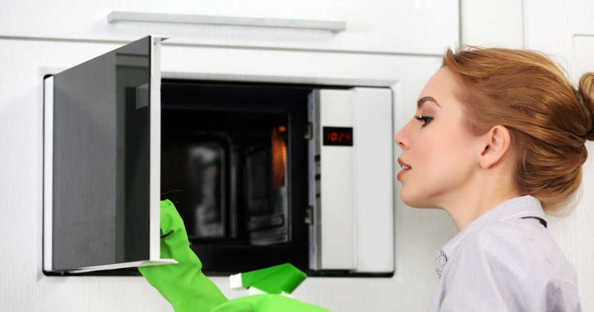 Hygiène micro-ondes : cette astuce de grand-mère pour le nettoyer en 5 minutes