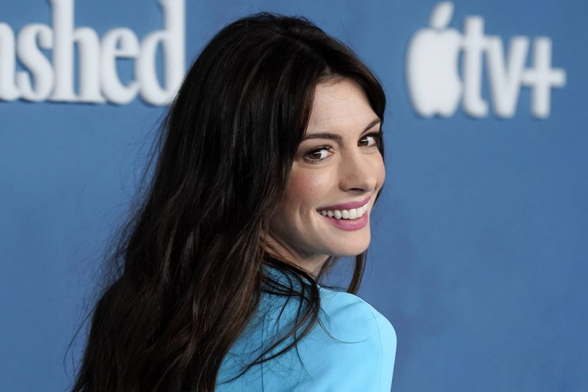 la méthode surprenante d'anne hathaway pour déguster un cupcake