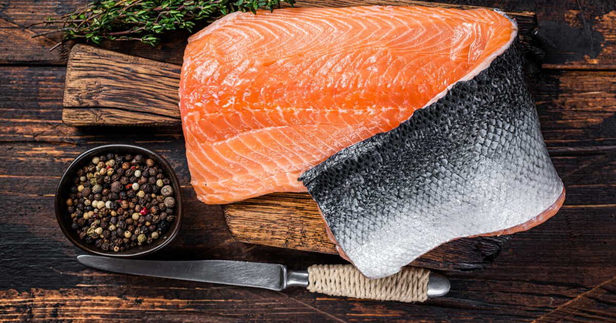 l'astuce rapide pour retirer la peau du saumon sans effort