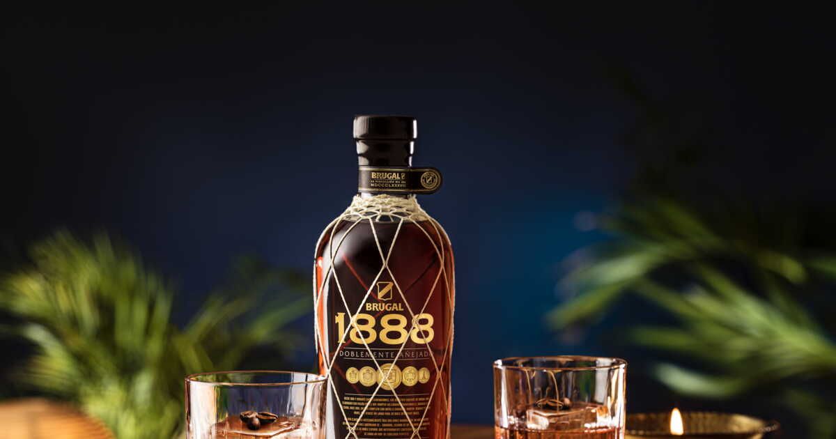 Célébrez l'apéritif avec des cocktails au rhum et des mignardises savoureuses