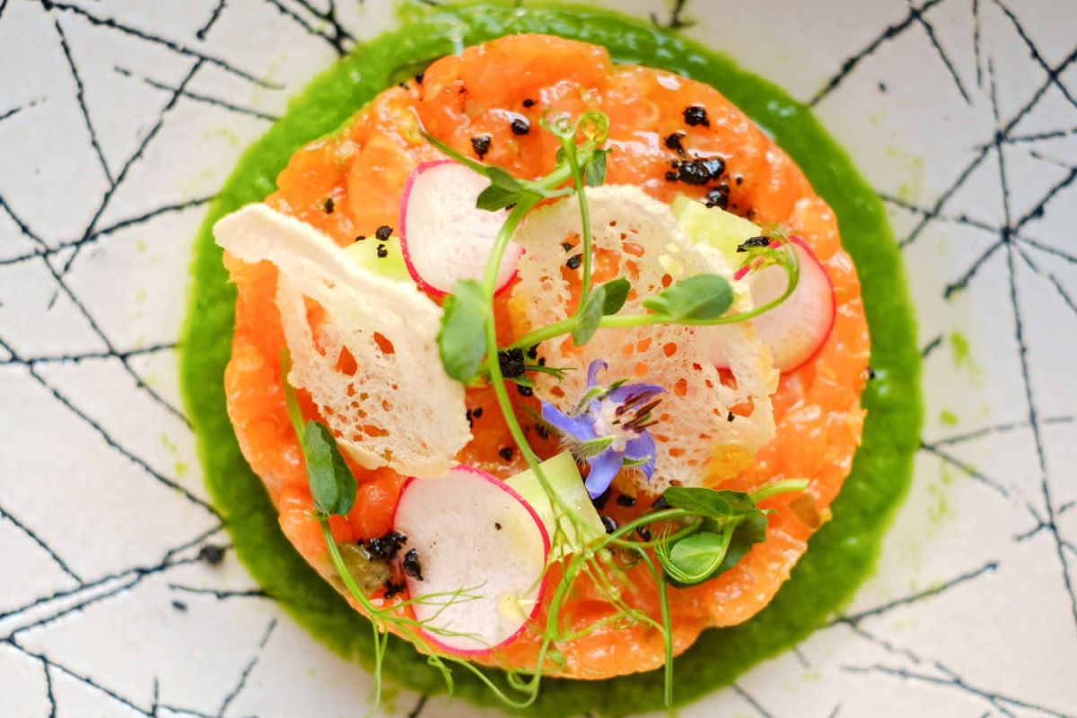 Une touche de fraîcheur : le tartare de saumon et guacamole façon Cyril Lignac