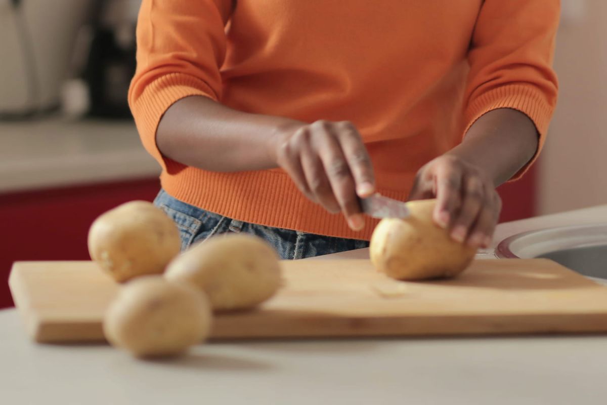 Des techniques astucieuses pour peler vos pommes de terre en quelques secondes