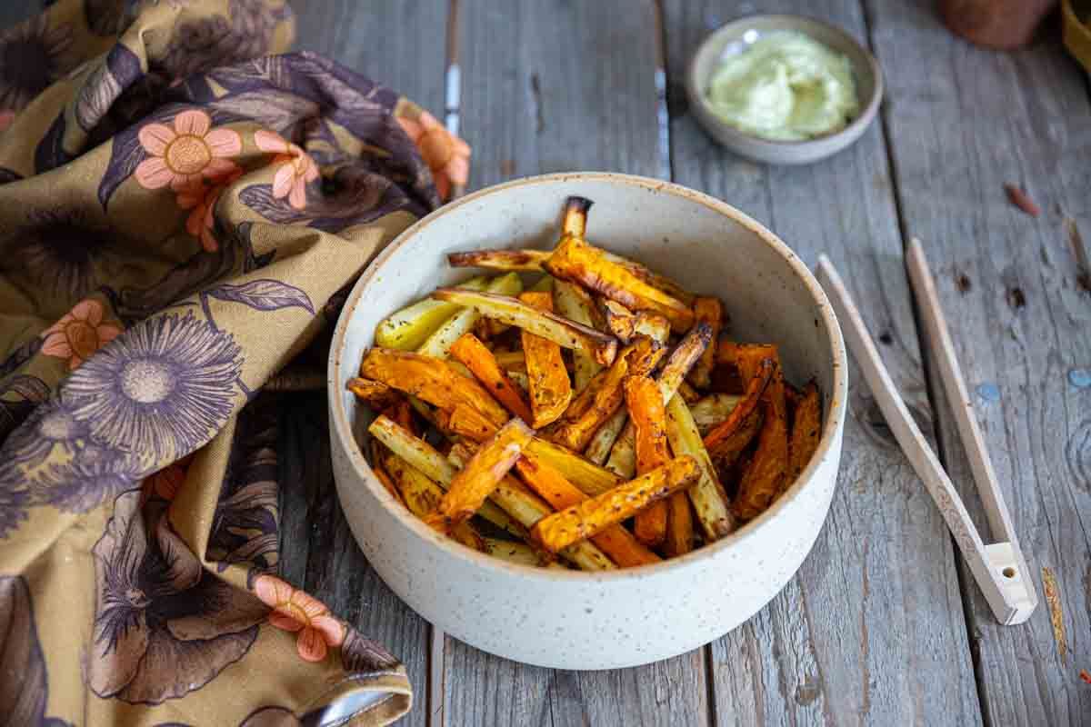 Croustillantes frites de légumes d'automne préparées à l'Air Fryer