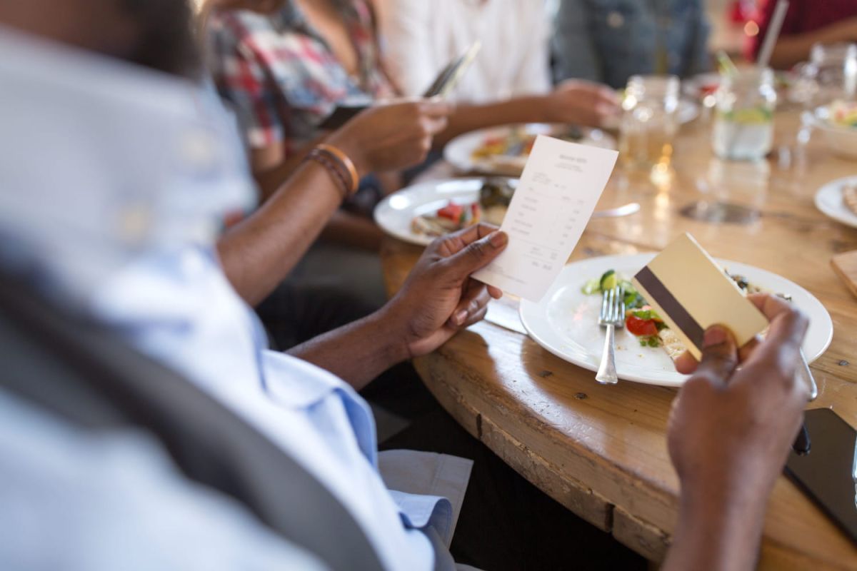 Comment partager équitablement l'addition au restaurant sans tensions