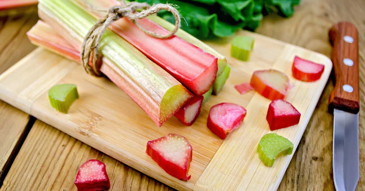 Faut-il vraiment éplucher la rhubarbe ?