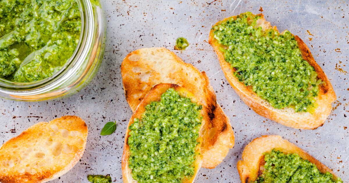Un apéro express avec la baguette farcie au pesto et œuf coulant