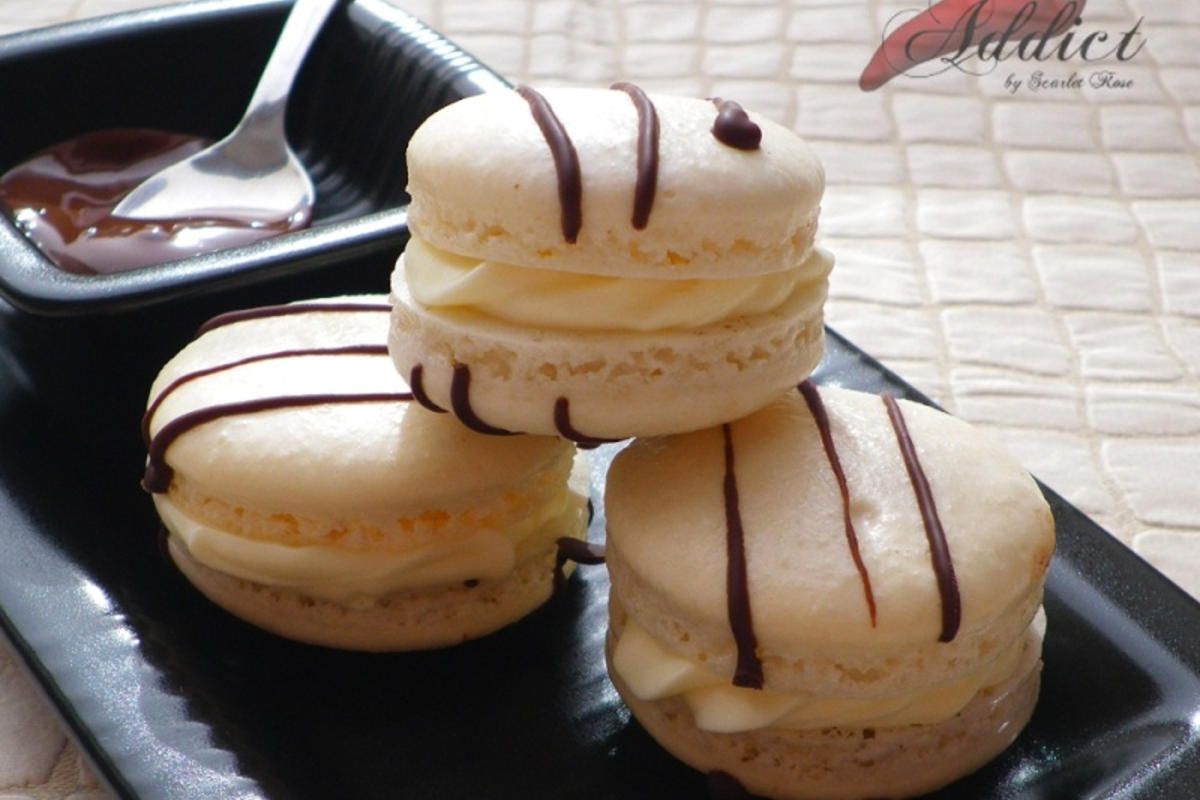 Macarons au chocolat blanc, sublimés par des touches de chocolat noir