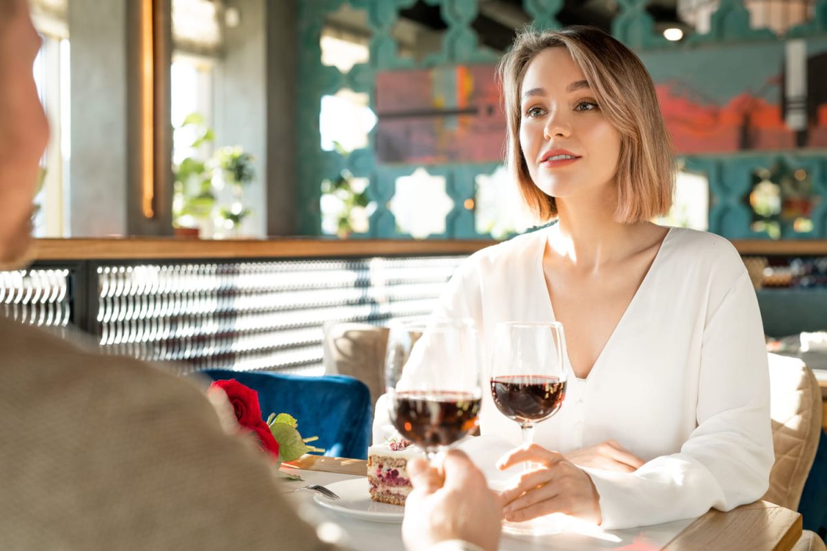 Les coudes sur la table : une exception à la règle