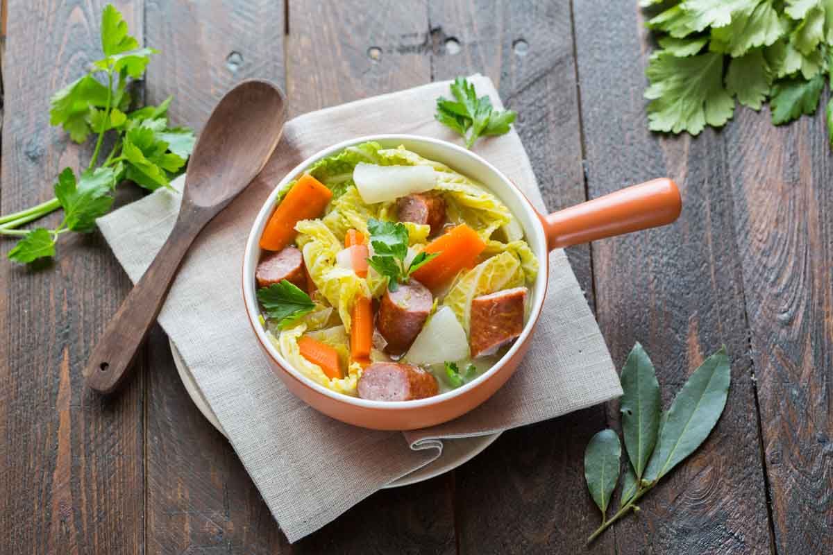 Réconfortante soupe paysanne au chou vert