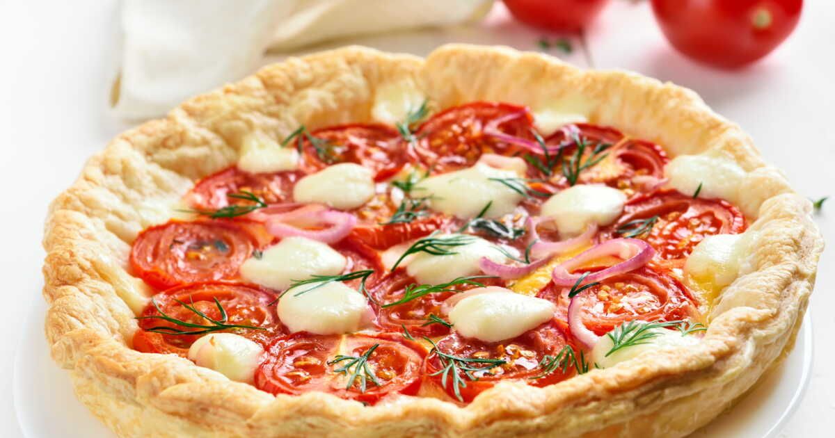 Une tarte estivale à la tomate, feta et mozzarella qui va vous séduire