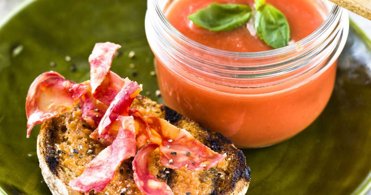 Pain aux tomates et chips de chorizo