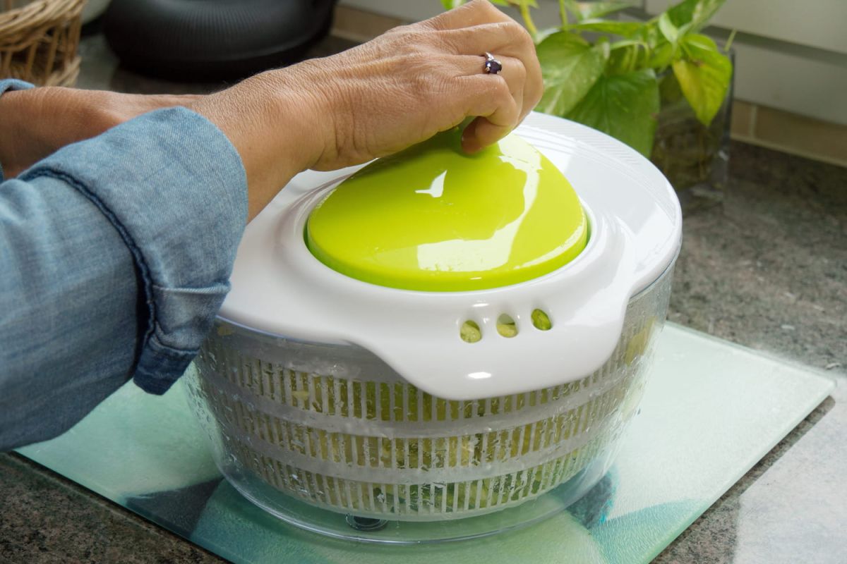 Découvrez l'astuce étonnante pour maximiser l'utilisation de votre essoreuse à salade