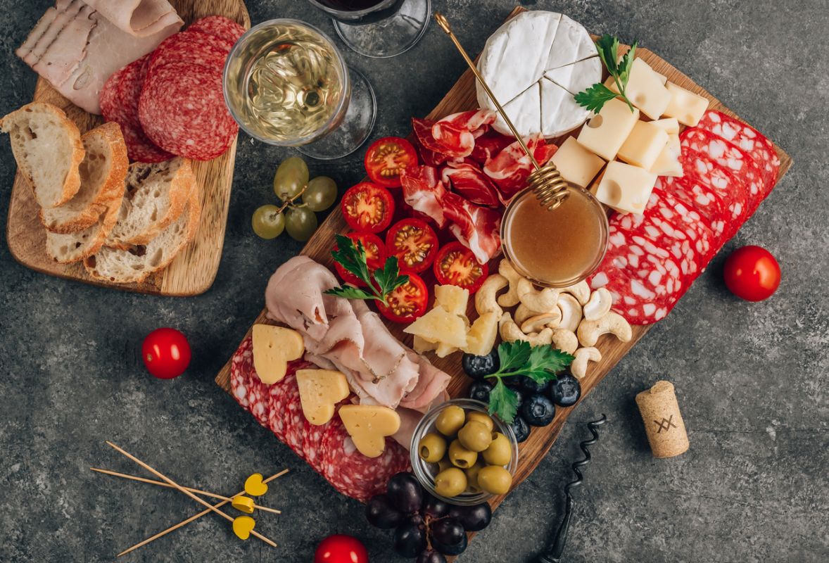 Cinq aliments à éviter pour une peau éclatante selon un expert