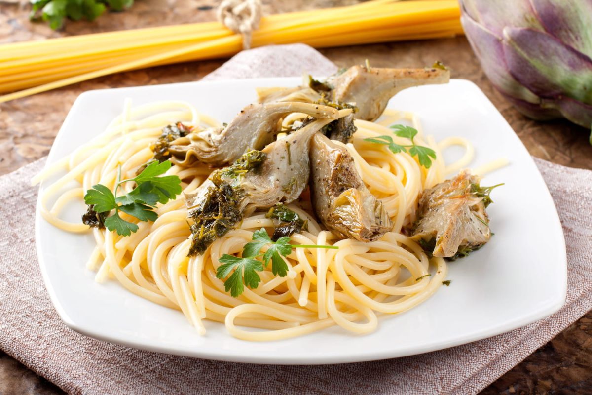 Cuisinez des spaghettis revisités aux artichauts et parmesan avec Cyril Lignac