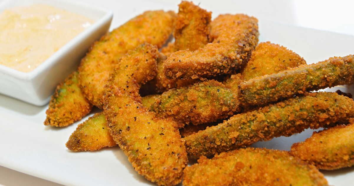 Frites d'avocat : une alternative croustillante pour un apéritif léger