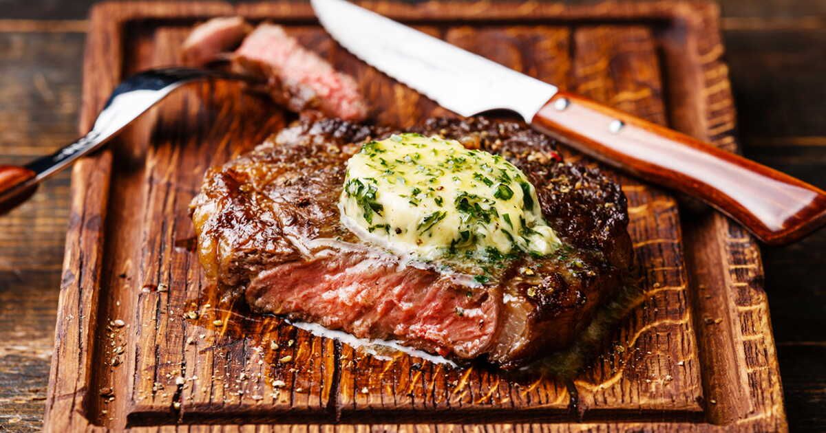 La bavette de bœuf sauce maître d’hôtel par Laurent Mariotte : un classique à redécouvrir