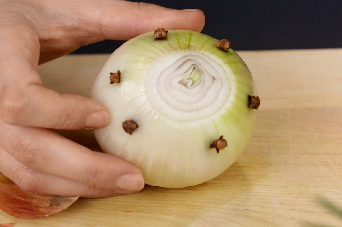 L'art de clouter un oignon pour en sublimer les saveurs