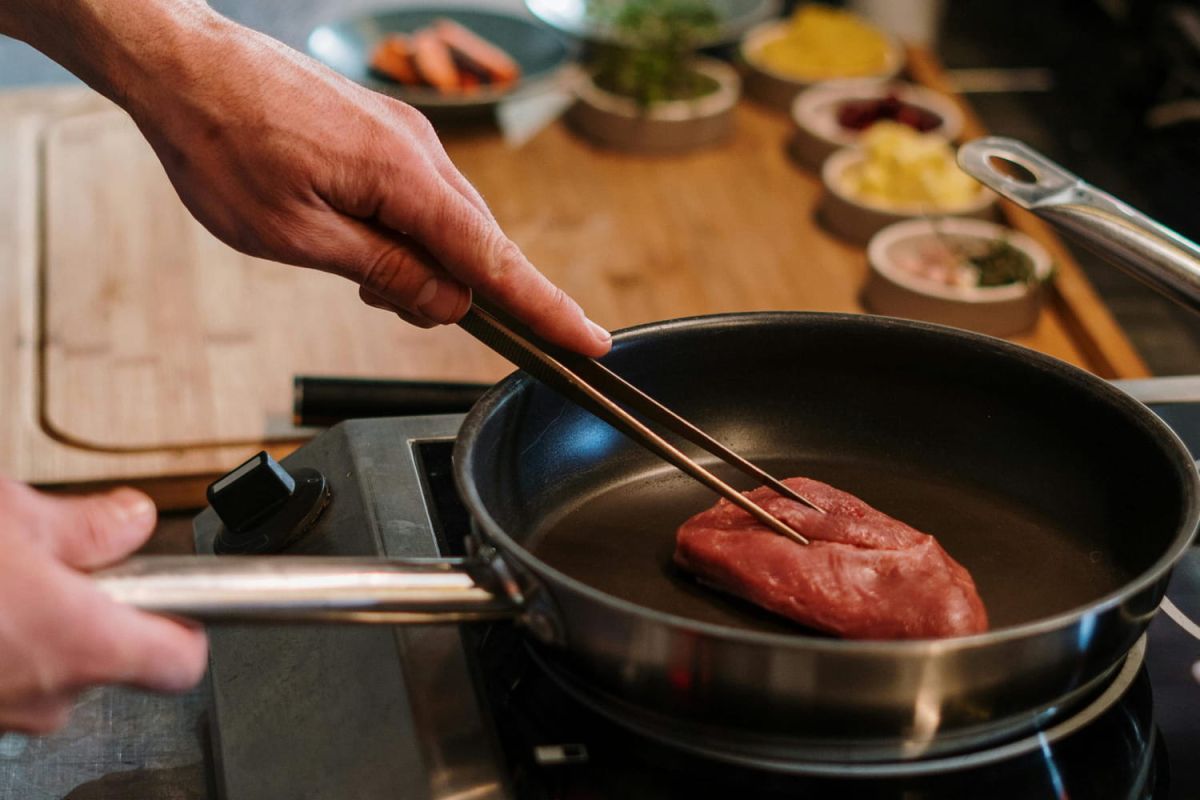 Cuire une viande à la poêle sans huile : la méthode qui change tout