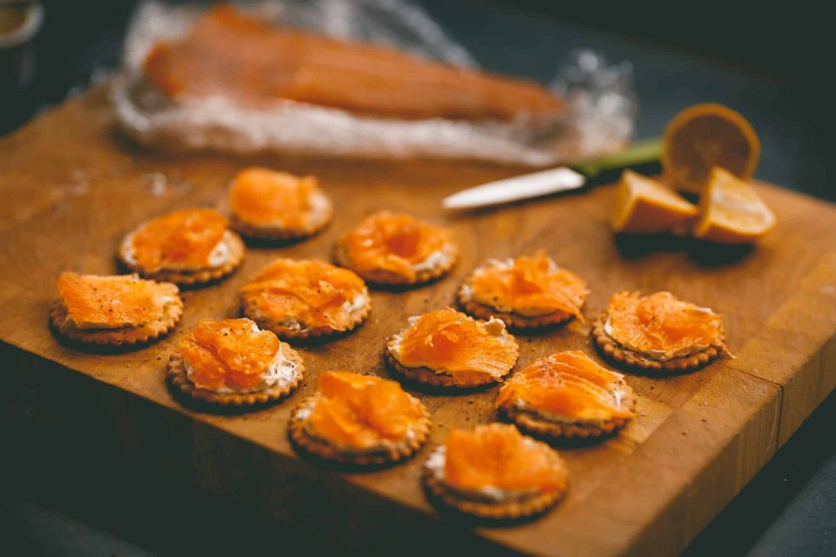 Choisir le saumon fumé parfait : nos astuces pour des fêtes réussies
