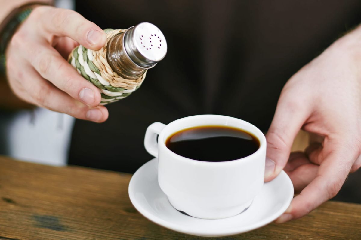 Améliorez votre café avec une pincée de sel