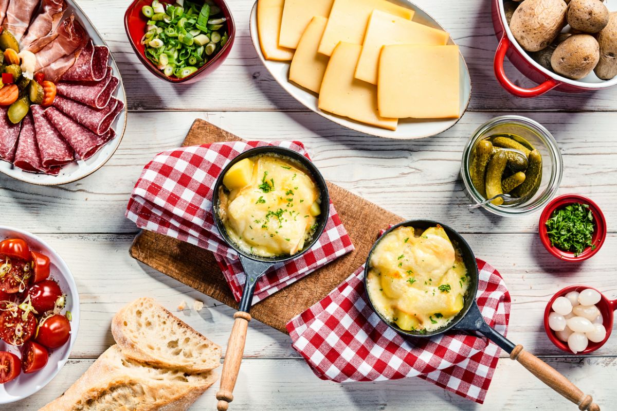 Faut-il vraiment éviter de boire de l'eau avec de la raclette ?