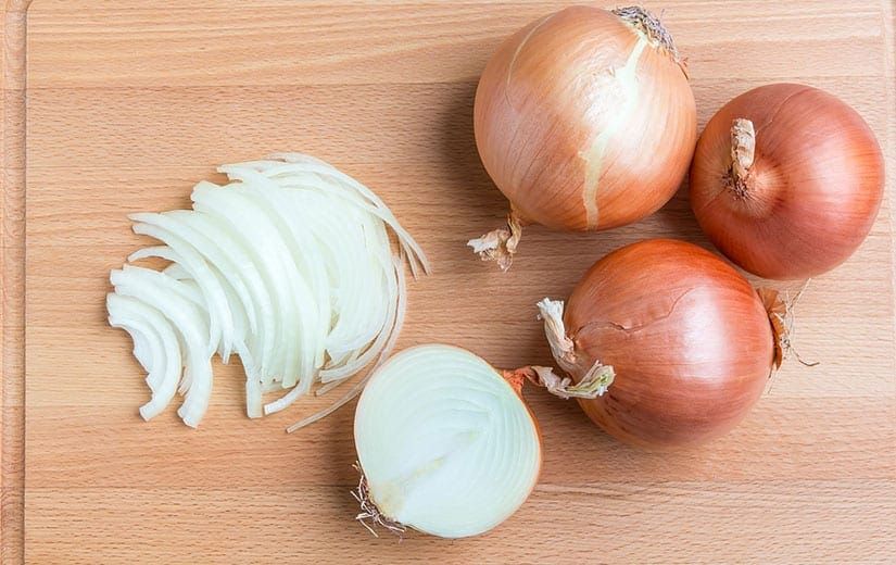 Comment prolonger la fraîcheur de vos oignons coupés