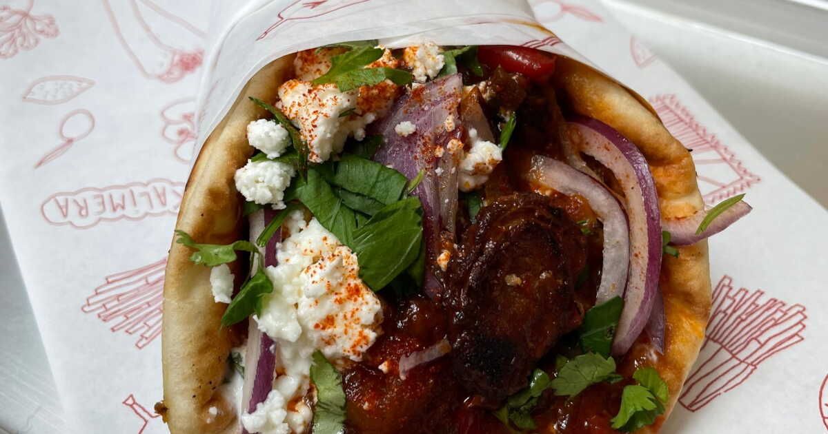 Découvrez la pita grecque d'été à la saucisse et aux poivrons