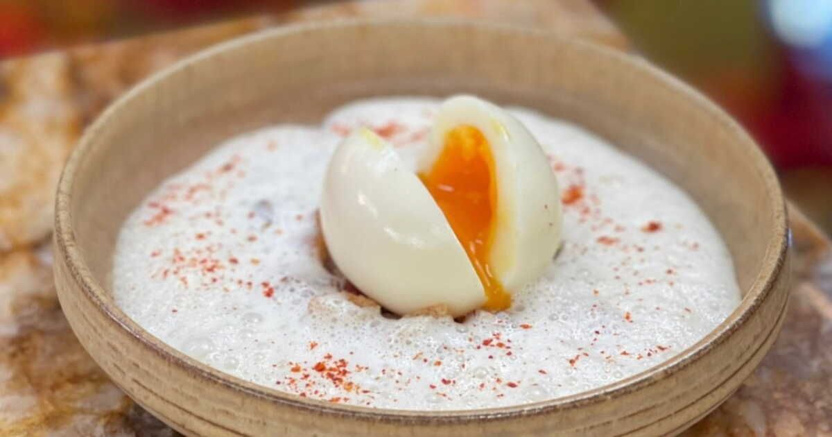 Cyril Lignac dévoile son œuf moelleux à la crème carbonara, un hommage à Joël Robuchon