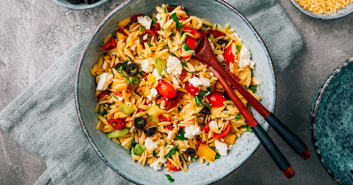 Découvrez la salade d'orzo aux légumes rôtis : un régal facile et rapide