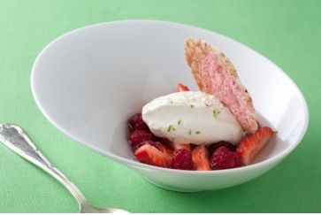 Nage de fraises et framboises au thé jasmin, mousse au fromage blanc citron vert et tuile de grenadine