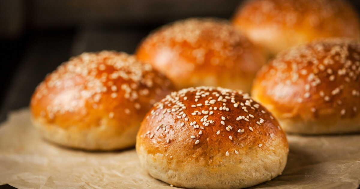 Découvrez la recette parfaite du pain burger maison avec Julie Andrieu
