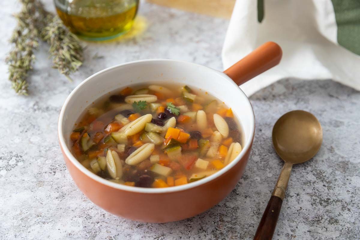 Soupe minestrone aux légumes d’été