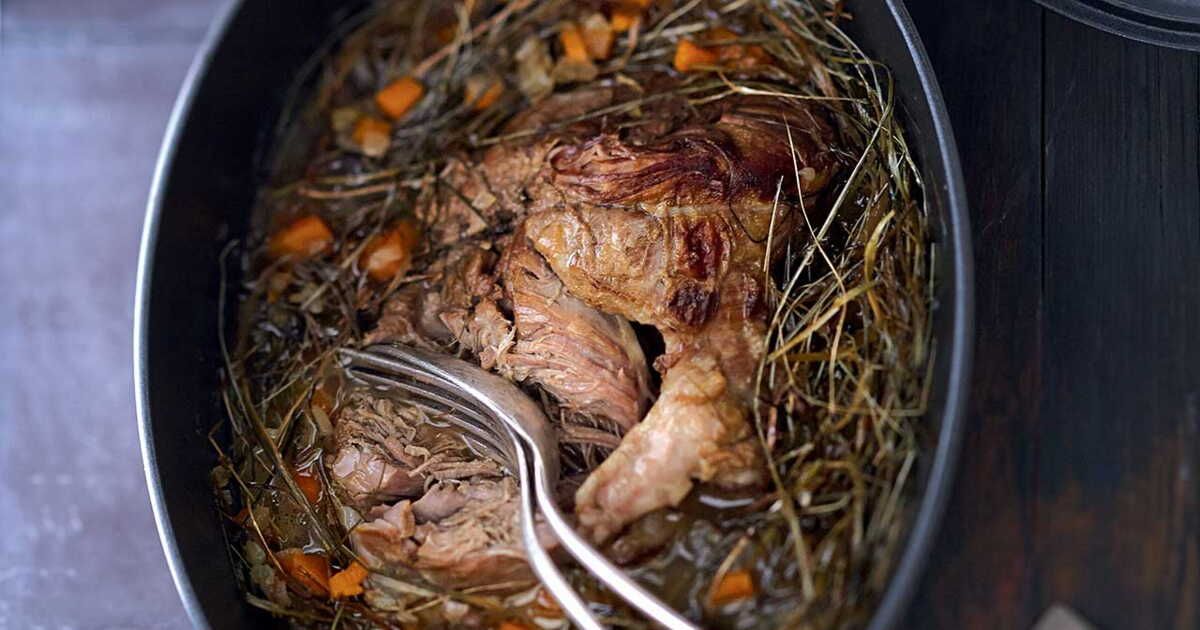 Une échappée délicieuse : l'épaule d'agneau cuite au foin