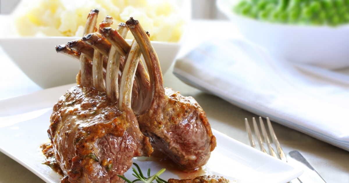 Des recettes savoureuses de carré d'agneau pour un repas de Pâques inoubliable