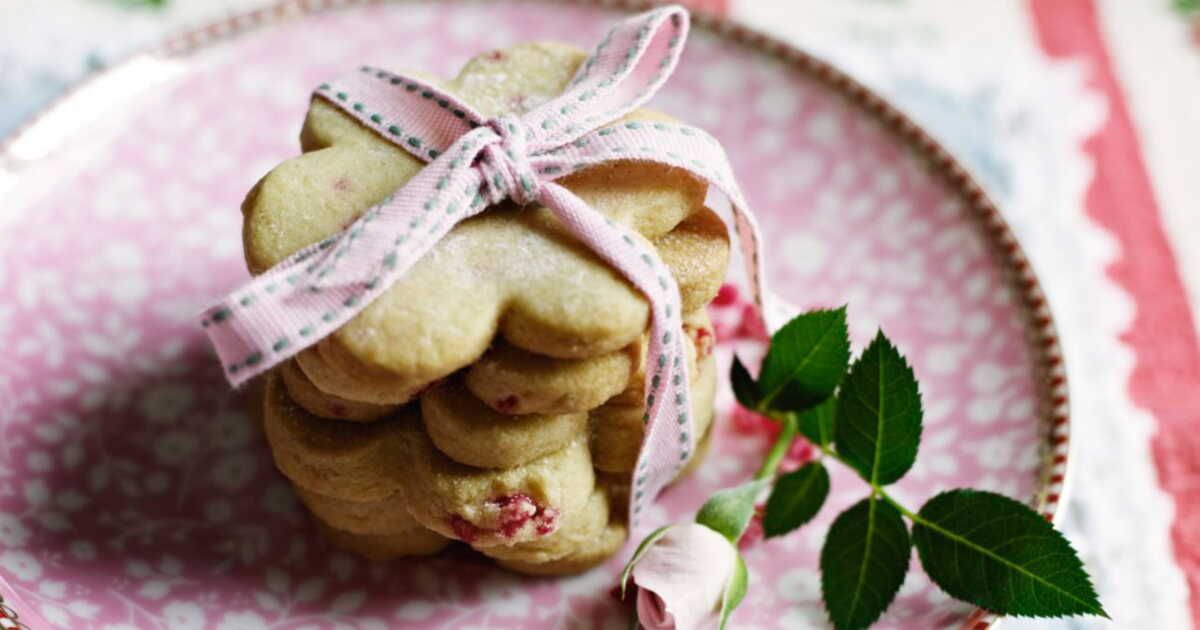 Des sablés délicats aux pétales de rose et à la fleur d’oranger