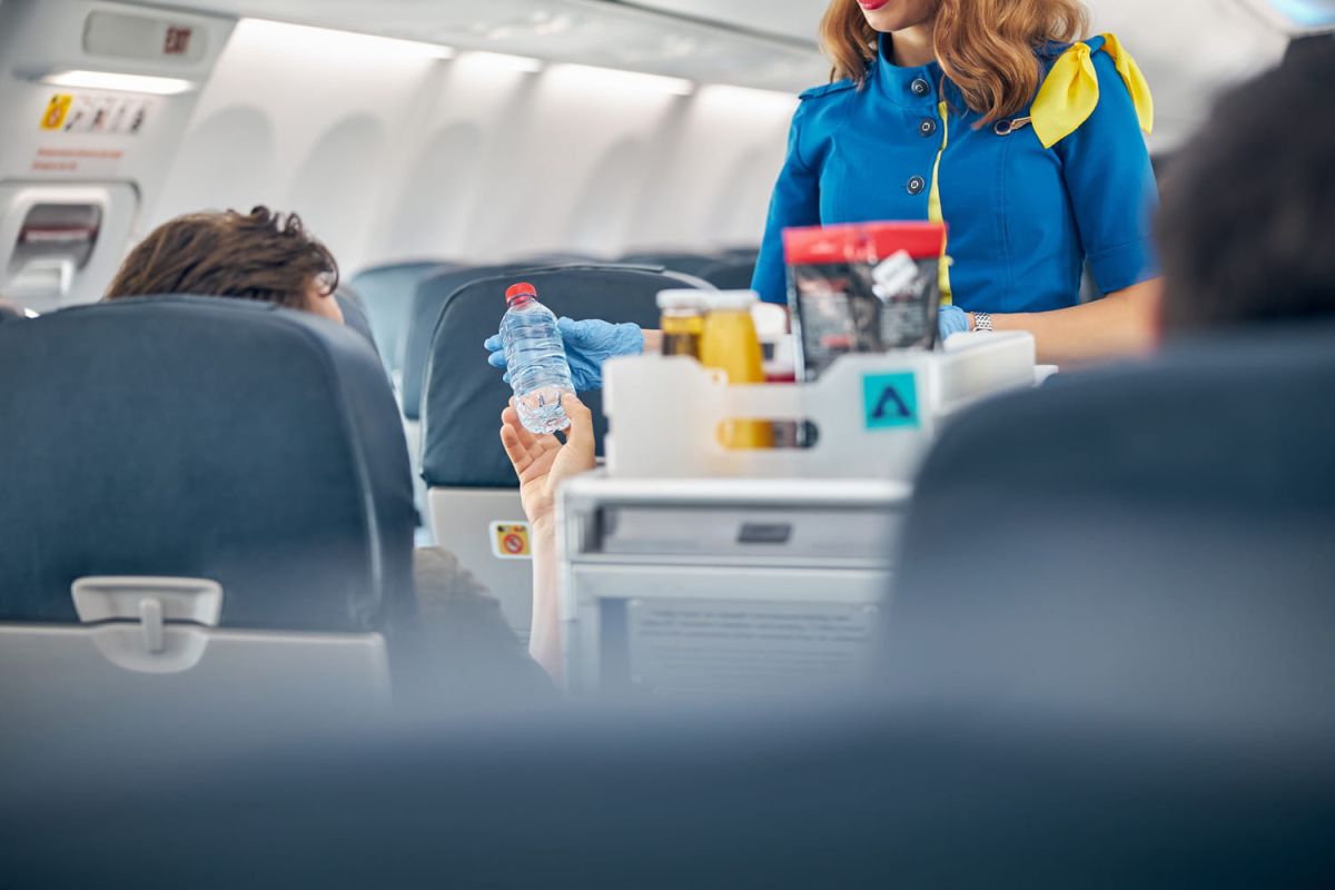 L’avertissement surprenant d’une ex-hôtesse de l’air sur les boissons à éviter dans les avions